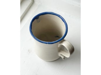 Keramikmugg med blå detaljer