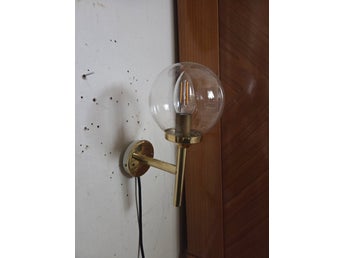En vägglampa glas och mässing öia märke retro