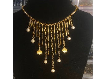 Fantastiskt V-halsband med pärlor och strass