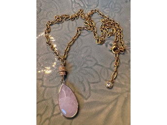 Elegant halsband med stor droppe av Rosenkvarts