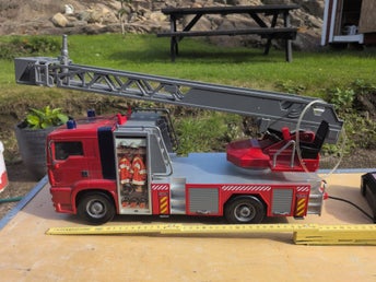 Stor kabelstyrd Falck Brandbil med fungerande ljus, ljud & kontroll – TOP-TOY