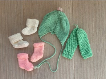 Stickat set med mössa och sockor för baby