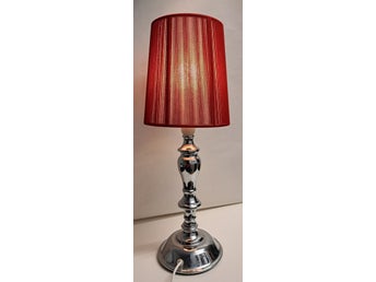 Bordslampa med silverfärgad fot från K-FAB och röd skärm