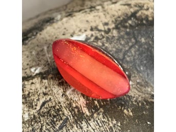 Brosch med rosa berlock i konstmaterial, 17x9 mm