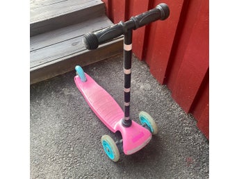 Rosa trehjulig sparkcykel