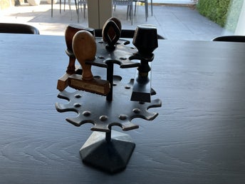 Stämpelsnurra samt 5 äldre stämplar från kontor.