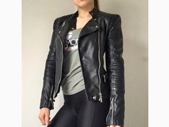 Svart skinnjacka (fuskskinn, faux, vegan) med s.. (393943621 Svart skinnjacka (fuskskinn, faux, vegan) med s.. (393943621