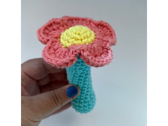 Virkad skallra blomma rosa gul bebisleksak present handgjord färgglad