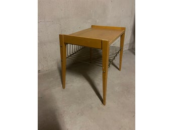 Äldre Sängbord/sidobord i trä med tidningshylla i mässing, retro, vintage