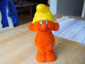 Retro Orange Flocked Smurf Liknande Docka med Gul Hatt - Sparbössa Hong Kong
