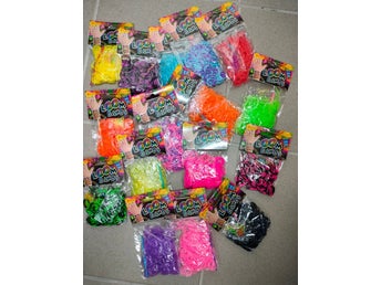 16 st Loom Bands + verktyg.