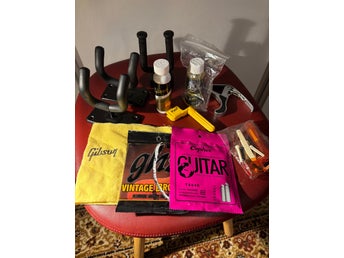 Gitarrtillbehör: Väggfästen, strängar, vårdprodukter och tillbehör