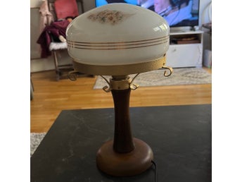 Bordslampa i trä och glas. Köpt från Sjömarkens Armatur Vintage -70 tal