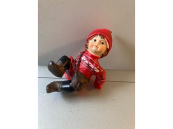Tomte i röd luva och tröja