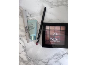 Sminkpaket med Refy, Estée Lauder och NYX