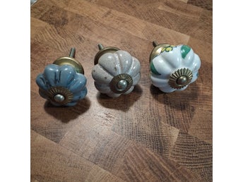 3 st knoppar i keramik