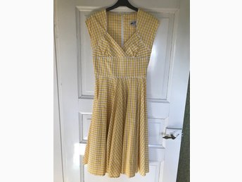 ᐈ Köp & sälj Rockabilly Kläder second hand på Tradera Repro gul klänning med vita prickar Rockabilly Halterneck 60