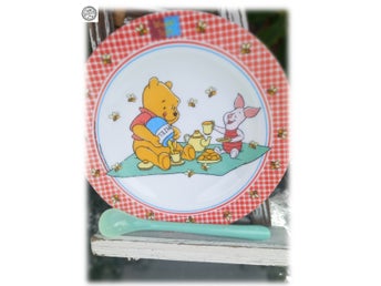Arcopal tallrik i opalin med Nalle Puh och Nasse märkt Winnie the Pooh sked