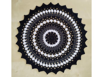 Söt Handgjord Virkad Mandala Duk ca 33cm i diameter.