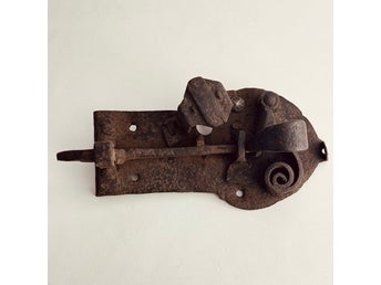 Antikt dörrlås, järn/smide, fällbomslås, allmoge byggnadsvård, lås 1700/1800-tal