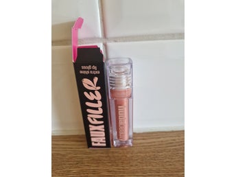 NY, OANVÄND Huda Beauty Faux Filler Lip Gloss