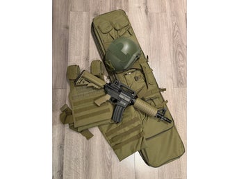 Airsoftpaket: Specna Arms, väst, hjälm och väska