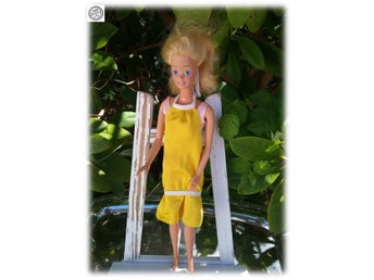 Mattel Barbie docka fin ekipering gul klänning märkt 1966 Malaysia
