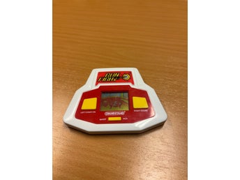 Säljer ett klassiskt Grandstand Gun Fight handheld LCD-spel.
