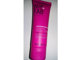 NIP+ FAB facial scrub