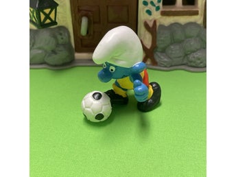 Smurf som spelar fotboll…..toppskick… lågt utrop…