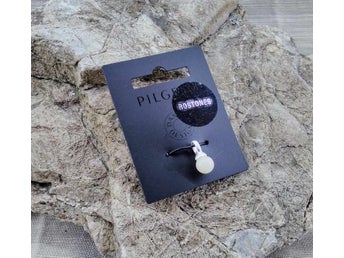 Pilgrim hänge, berlock, charm. Vit kula. Silverf. Nickelfri metall.