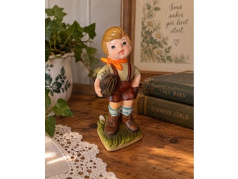Charmig pojkfigur i Hummel-stil – möjligen Goebel, 1950–70-tal
