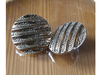 2 st vintage plastknappar 17 mm