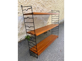 Retro stringhylla i teak med svarta gavlar. 50-tal.