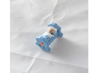 Miniatyr Vagga med Litet Barn - Vintage Trä