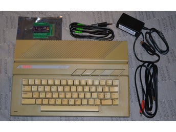 Atari 65XE med ny bildkabel, 2st nätaggregat samt flashcart 16MB