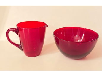 Gräddsnipa och sockerskål rött glas