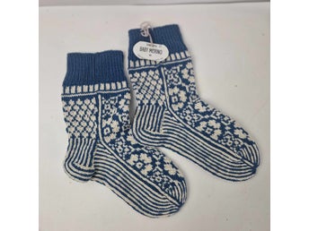Handstickade ullstrumpor DROPS Baby Merino strl ca 35 – 100% merinoull – oanvänd