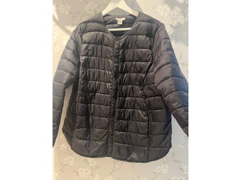 H&M svart lättviktsjacka gravid h&m mama, storlek L