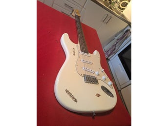 Stratocaster Eastone elgura i jätte bra skick låter kanon (Sänkt Pris)