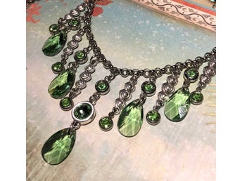 Underskönt halsband med gröna Swarovskidroppar