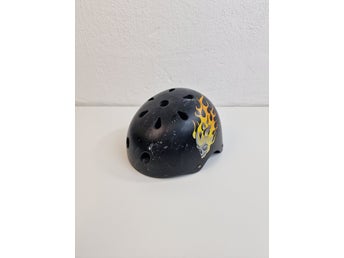 Svart hjälm med döskalle och flammor, storlek S