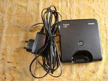 Gigaset C300 Baseenhet med strømforsyning og telefonkabel