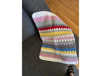 Virkad filt till vaggan eller vagnen storleken 48 x 35 cm
