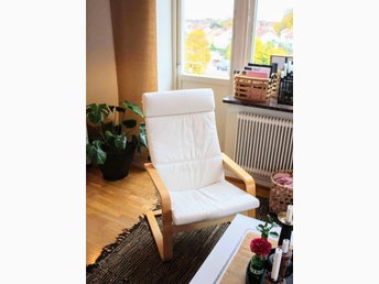 Underbar vit fåtölj från IKEA i fin björkfaner .. (417070262 Underbar vit fåtölj från IKEA i fin björkfaner .. (417070262