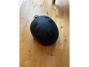 Svart skidhjälm med MIPS – 59–62 cm