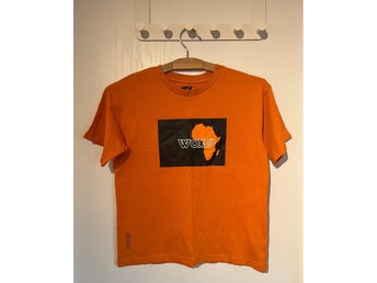 Orange T-shirt med tryck från Woxo, KappAhl, stl 134/140