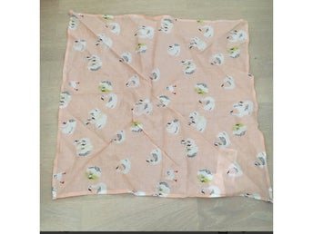 Ny sjal från Lindex rosa med svanar scarfs snutt