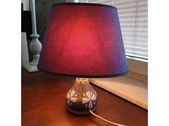 Retro bordslampa med lila skärm