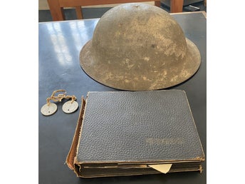 Parti från WW1 med hjälm, ID-bricka och fotoalbum från samma amerikanske soldat March